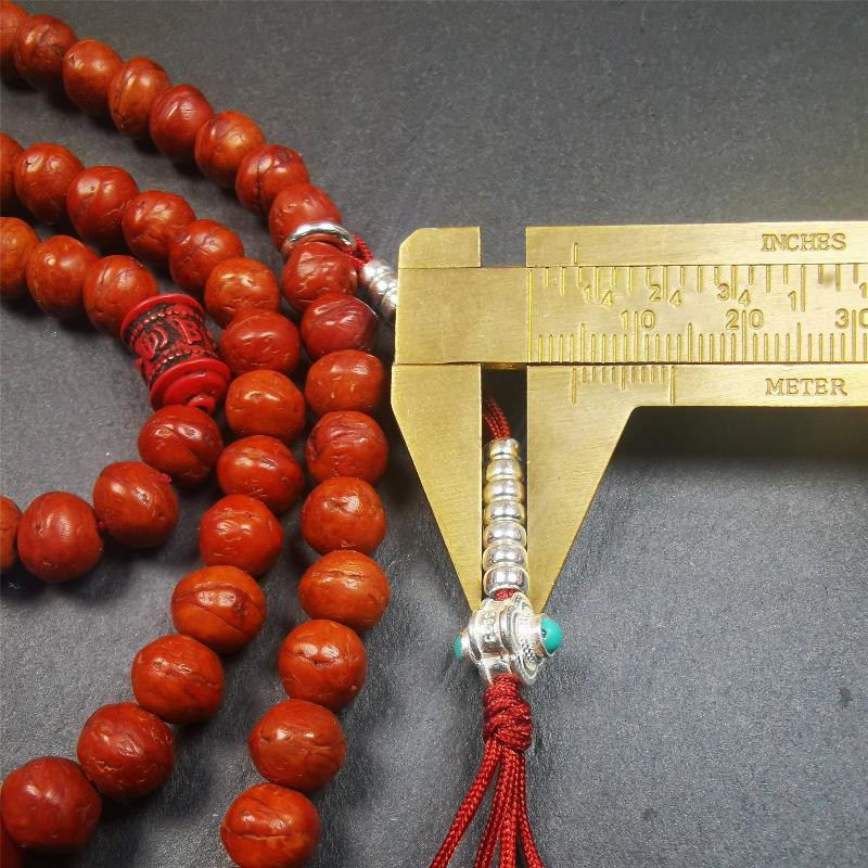 This bodhi beads mala is made by Tibetan craftsmen,about 30 years old.  It is composed of 108 bodhi seed beads, equipped with agate beads, cinnabar beads,silver bead counters are installed on both sides, 1 mantra dot clip,and finally consists a guru bead and agate bead on the end, very elegant.