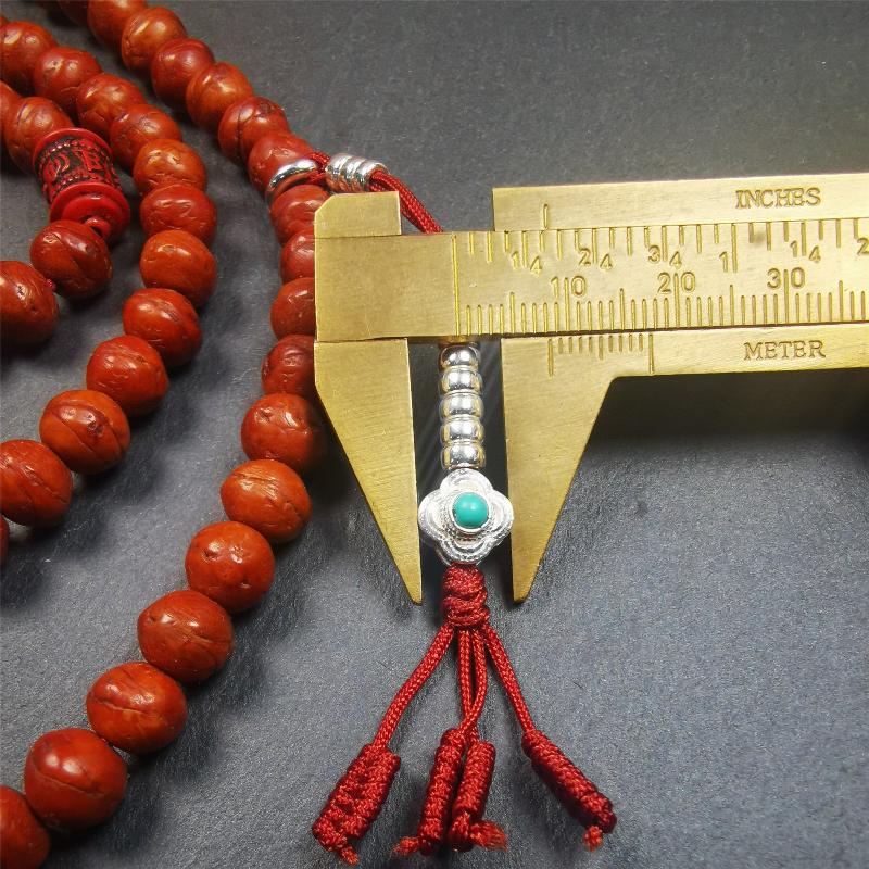 This bodhi beads mala is made by Tibetan craftsmen,about 30 years old.  It is composed of 108 bodhi seed beads, equipped with agate beads, cinnabar beads,silver bead counters are installed on both sides, 1 mantra dot clip,and finally consists a guru bead and agate bead on the end, very elegant.