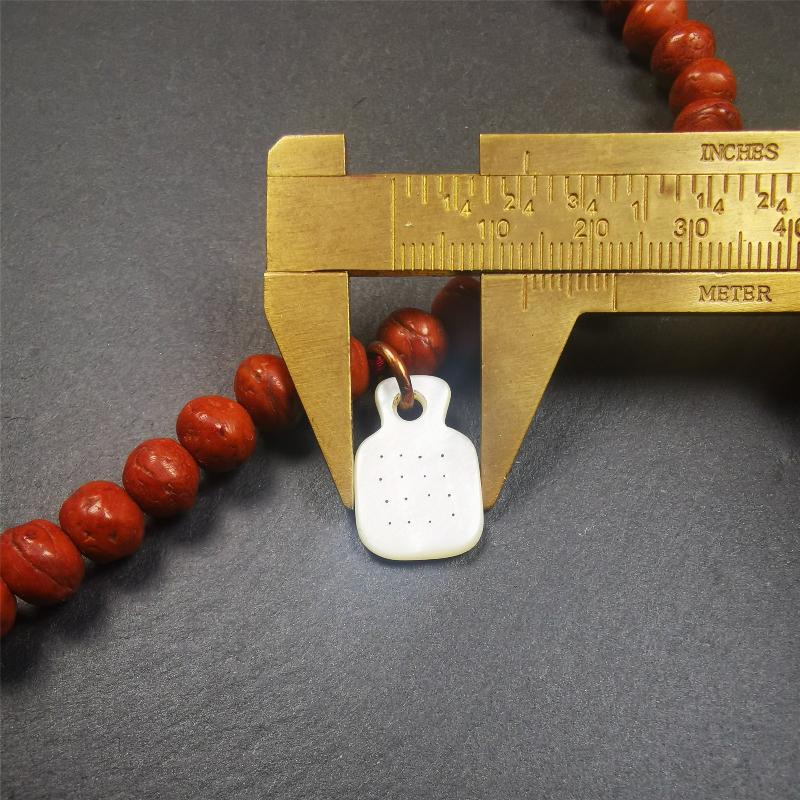 This bodhi beads mala is made by Tibetan craftsmen,about 30 years old.  It is composed of 108 bodhi seed beads, equipped with agate beads, cinnabar beads,silver bead counters are installed on both sides, 1 mantra dot clip,and finally consists a guru bead and agate bead on the end, very elegant.