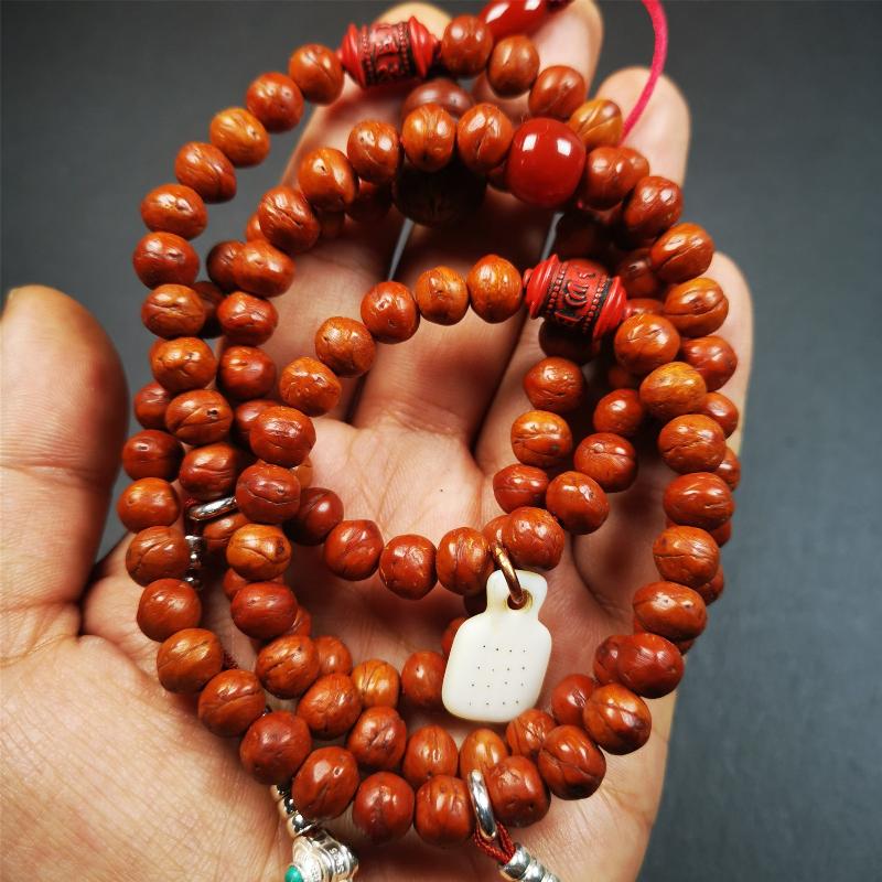 This bodhi beads mala is made by Tibetan craftsmen,about 30 years old.  It is composed of 108 bodhi seed beads, equipped with agate beads, cinnabar beads,silver bead counters are installed on both sides, 1 mantra dot clip,and finally consists a guru bead and agate bead on the end, very elegant.