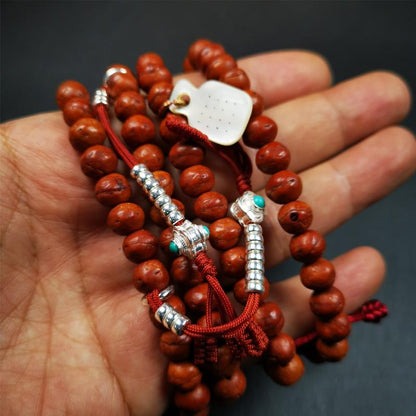 This bodhi beads mala is made by Tibetan craftsmen,about 30 years old.  It is composed of 108 bodhi seed beads, equipped with agate beads, cinnabar beads,silver bead counters are installed on both sides, 1 mantra dot clip,and finally consists a guru bead and agate bead on the end, very elegant.