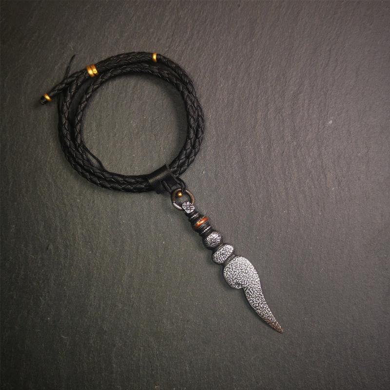 This conch amulet was handmade by Tibetan craftsmen. It is made of cold iron, inlaid copper wire,black color, 3.15 inches height. You can make it into nacklace,or keychain, or put it in your shrine.