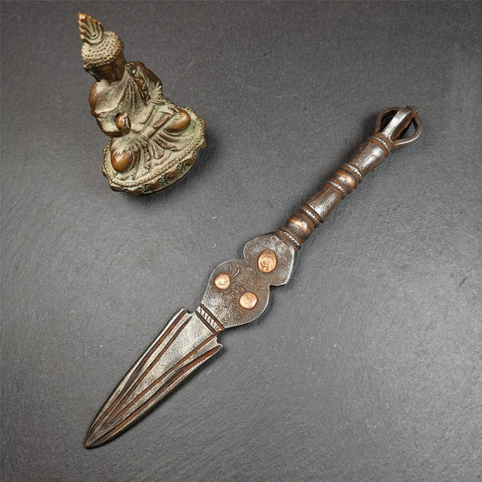 This phurba kila is handmade by Tibetan craftsmen from Tibet in 1990s.  It's a kila dagger, phurba,made of cold iron, carved cloud pattern, inlaid red copper, and the half vajra on the handle,8.7 inches length.