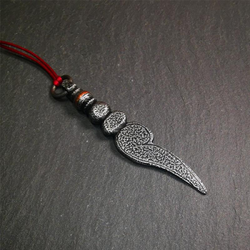 This conch amulet was handmade by Tibetan craftsmen. It is made of cold iron, inlaid copper wire,black color, 3.15 inches height. You can make it into nacklace,or keychain, or put it in your shrine.