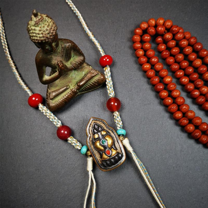 This portable Gau shrine was handcrafted by Tibetan artisans.  Its theme is mani jewel, a treasure vase on a lotus base, inside the vase are mani jewels and other jewels. Each exquisite pattern on it is meticulously hand-carved,and it is embellished with the technique of gold inlay, with cold iron and pure silver inlaid on the red copper material and gold-plated on the pure silver material,inlaid with turquoise and agate bead. 