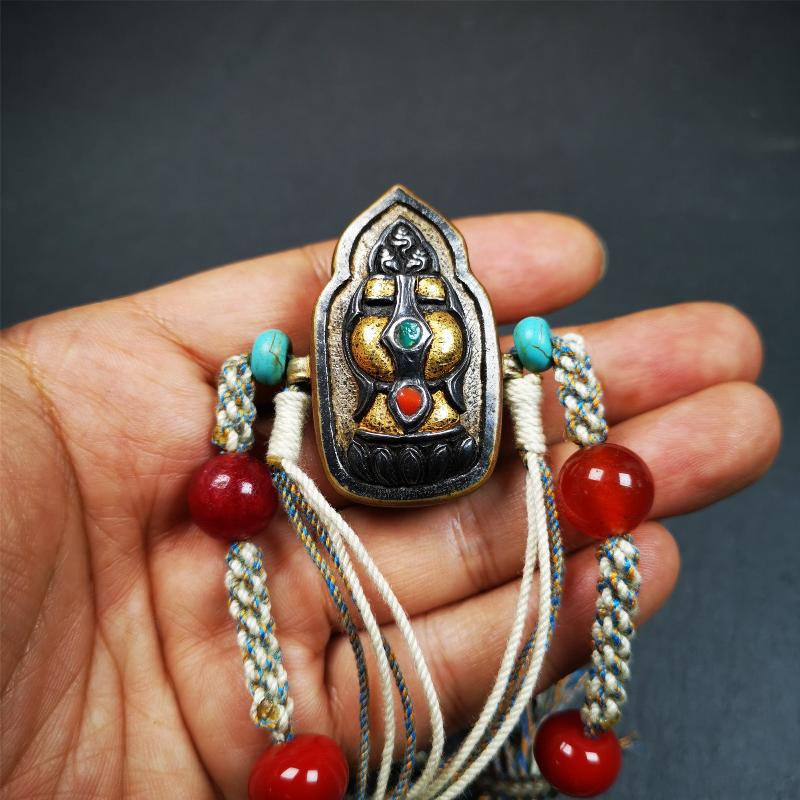 This portable Gau shrine was handcrafted by Tibetan artisans.  Its theme is mani jewel, a treasure vase on a lotus base, inside the vase are mani jewels and other jewels. Each exquisite pattern on it is meticulously hand-carved,and it is embellished with the technique of gold inlay, with cold iron and pure silver inlaid on the red copper material and gold-plated on the pure silver material,inlaid with turquoise and agate bead. 