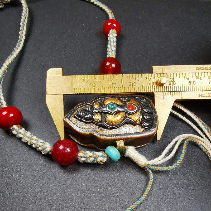 This portable Gau shrine was handcrafted by Tibetan artisans.  Its theme is mani jewel, a treasure vase on a lotus base, inside the vase are mani jewels and other jewels. Each exquisite pattern on it is meticulously hand-carved,and it is embellished with the technique of gold inlay, with cold iron and pure silver inlaid on the red copper material and gold-plated on the pure silver material,inlaid with turquoise and agate bead. 