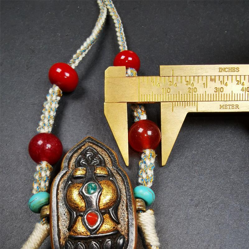 This portable Gau shrine was handcrafted by Tibetan artisans.  Its theme is mani jewel, a treasure vase on a lotus base, inside the vase are mani jewels and other jewels. Each exquisite pattern on it is meticulously hand-carved,and it is embellished with the technique of gold inlay, with cold iron and pure silver inlaid on the red copper material and gold-plated on the pure silver material,inlaid with turquoise and agate bead. 