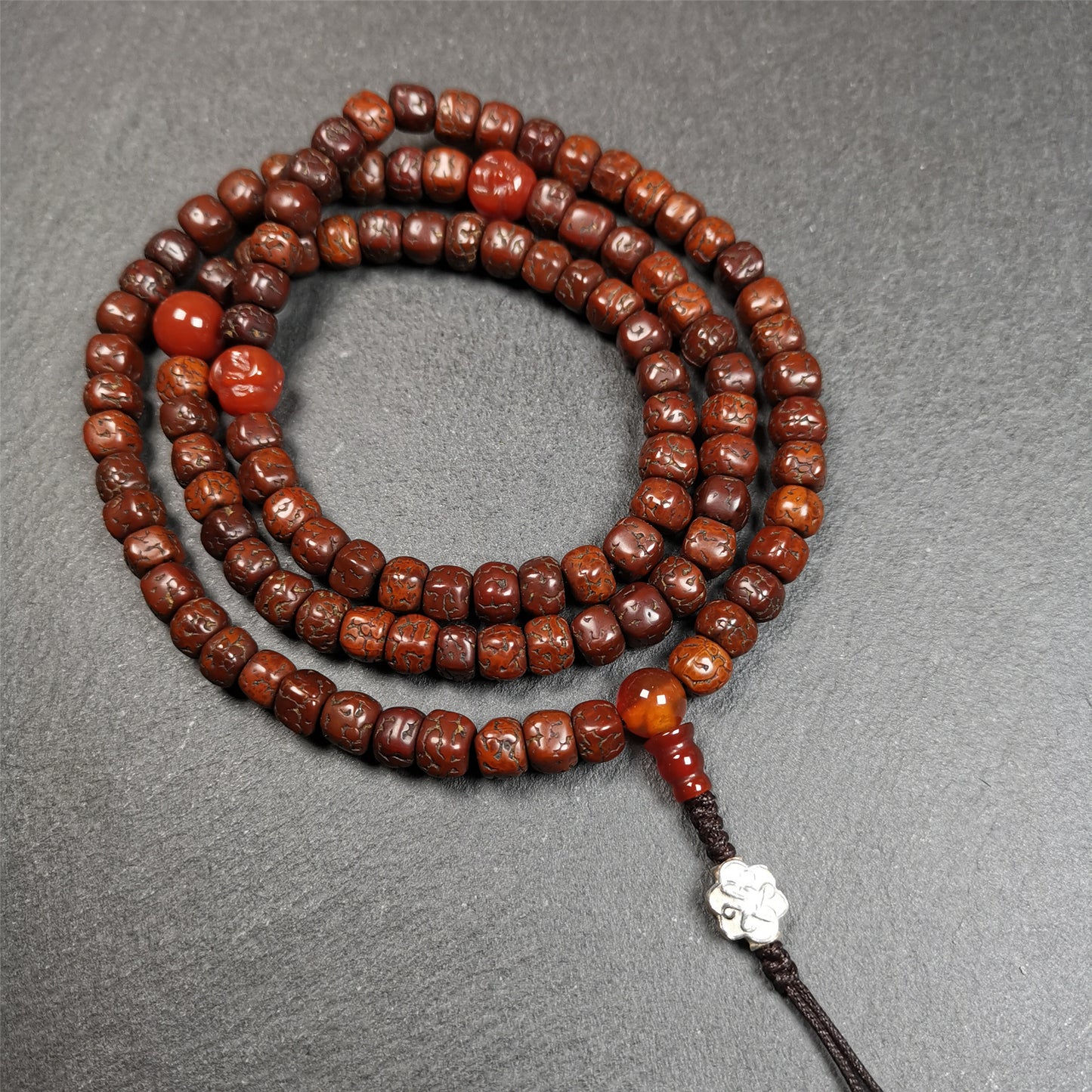 This old rudraksha mala was handmade from tibetan crafts man in Baiyu County. It's composed of 108 pcs 7mm rudraksha beads,with agate beads,agate guru bead,and silver lucky knot pendant. Great Mala For Meditation and Yoga Practitioners.