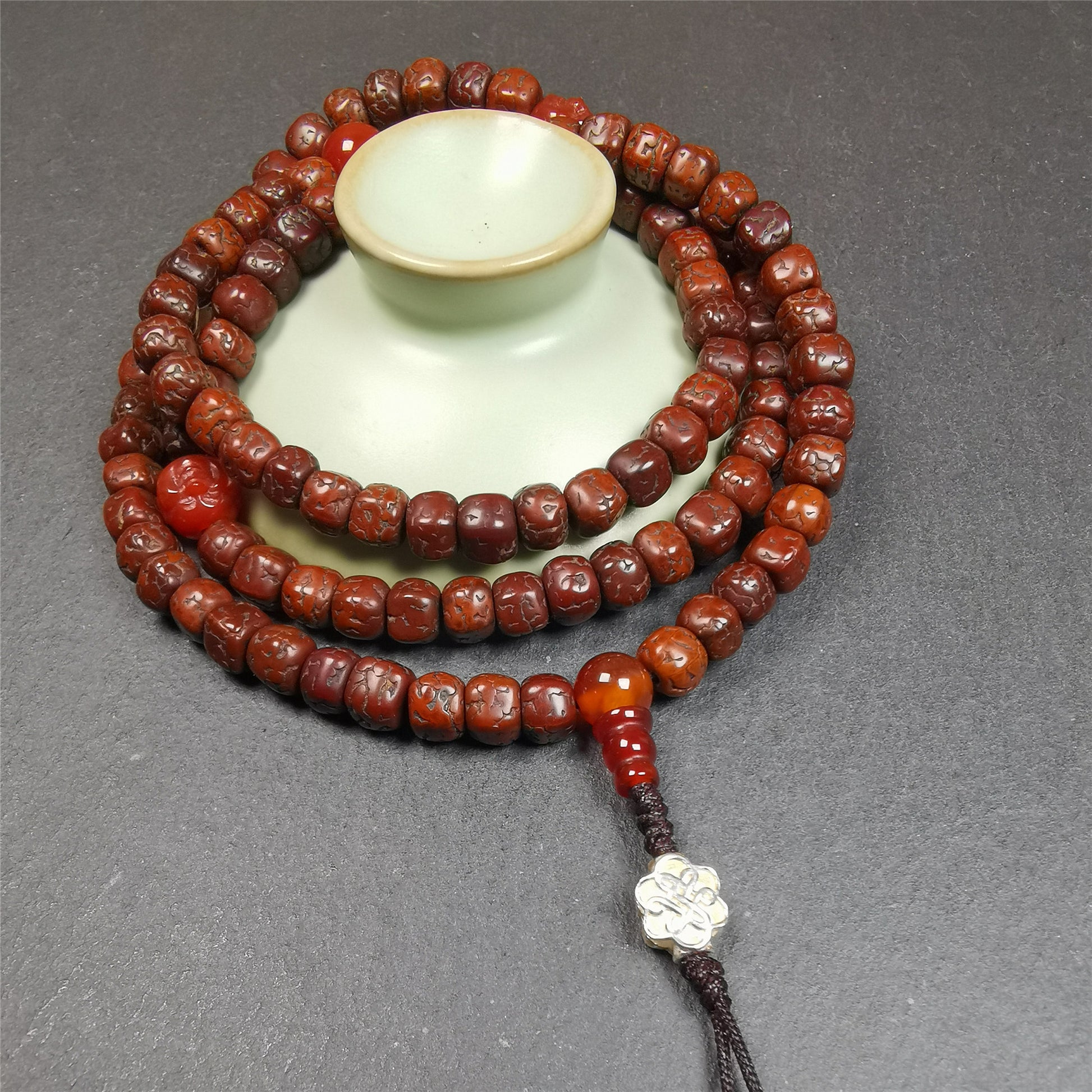 This old rudraksha mala was handmade from tibetan crafts man in Baiyu County. It's composed of 108 pcs 7mm rudraksha beads,with agate beads,agate guru bead,and silver lucky knot pendant. Great Mala For Meditation and Yoga Practitioners.