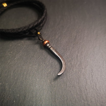 This wolf tooth pendant is made by Tibetan craftsmen and come from Hepo Town, Baiyu County, the birthplace of the famous Tibetan handicrafts. It's made of cold iron and inlaid copper,the body is black color,length is 1.77 inches. You can make it a necklace or mala pendant, or keychain.