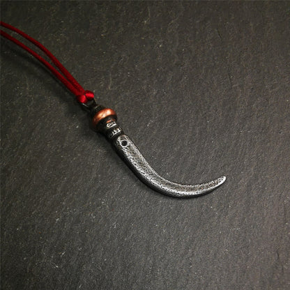 This wolf tooth pendant is made by Tibetan craftsmen and come from Hepo Town, Baiyu County, the birthplace of the famous Tibetan handicrafts. It's made of cold iron and inlaid copper,the body is black color,length is 1.77 inches. You can make it a necklace or mala pendant, or keychain.