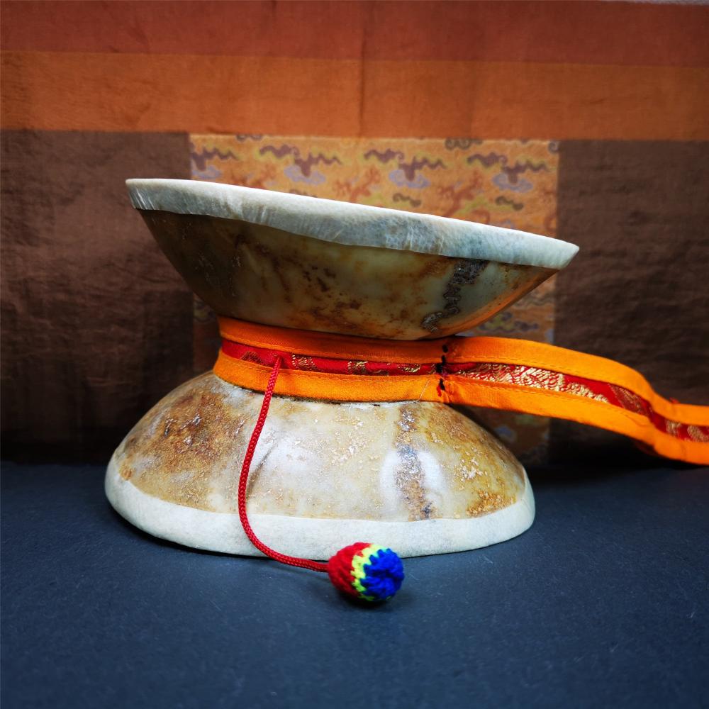 This kapala Damaru Chod Drum was collected from Baiyu Tibet,made from Rejia Monastery and blessed by lama. It is made with traditional craftsmanship,use 2 kapala,sheepskin and cotton.