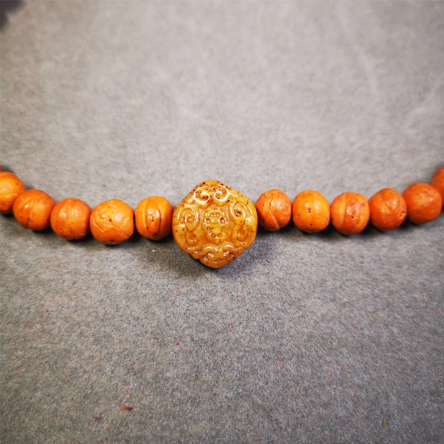 This unique bone carved lucky knot pendant is made by Tibetan craftsmen in Hepo Township, Baiyu County, the birthplace of the famous Tibetan handicrafts.  You can make it as a mala pendant below the guru bead, or spacer bead on mala. Also can be use as pendant or keychain.