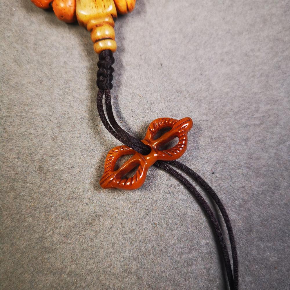 This unique bone carved vajra pendant is made by Tibetan craftsmen in Hepo Township, Baiyu County, the birthplace of the famous Tibetan handicrafts.  You can make it as a mala pendant below the guru bead, or spacer bead on mala. Also can be use as pendant or keychain.