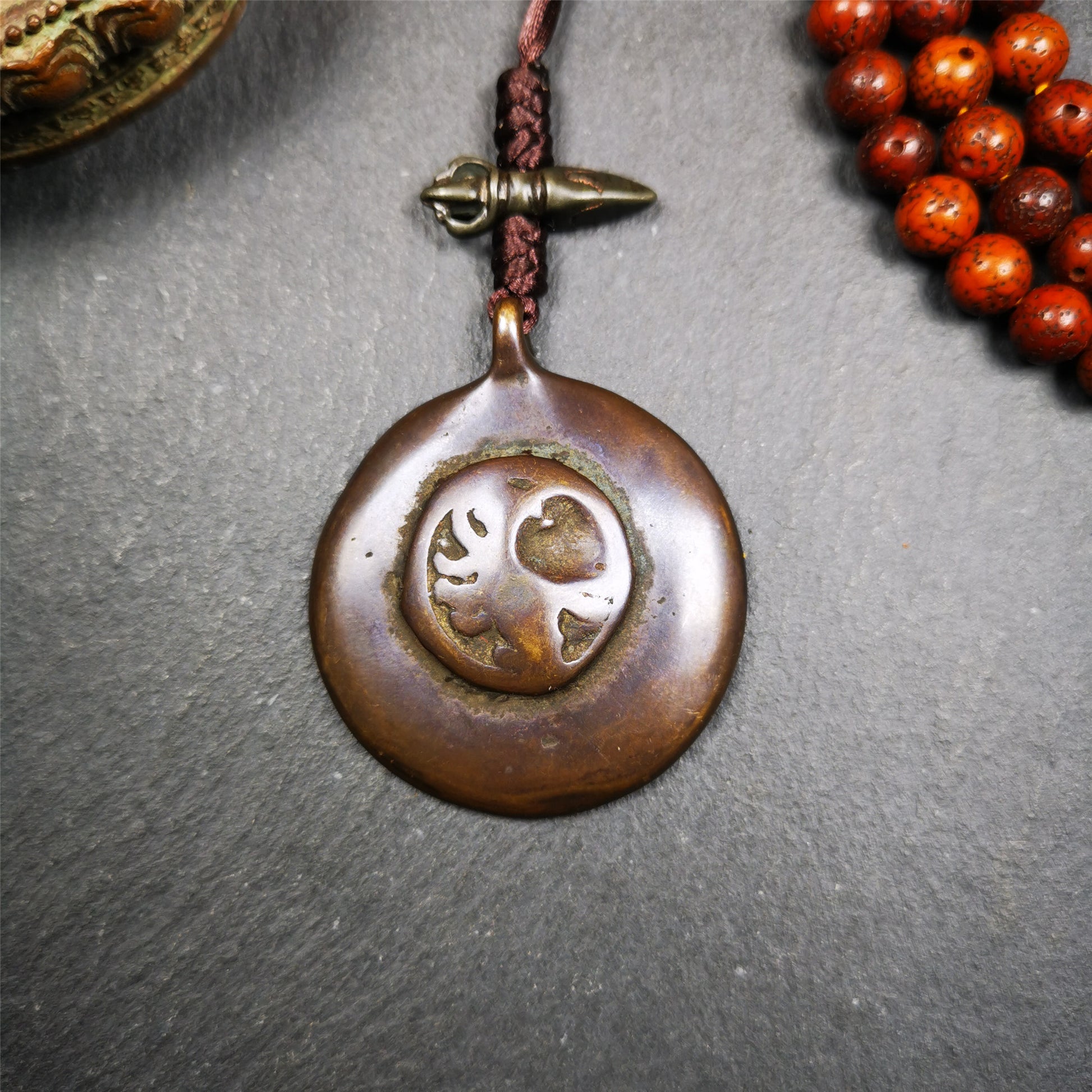 This unique tibetan melong badge was collected from Kathok Monastery,about 50 years old. It's a Astrology Protective Amulet Pendant,made of thokcha,the front pattern is Tibetan Budhist Protective Amulet Pendant - SIPAHO(srid pa ho).