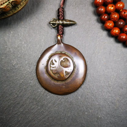 This unique tibetan melong badge was collected from Kathok Monastery,about 50 years old. It's a Astrology Protective Amulet Pendant,made of thokcha,the front pattern is Tibetan Budhist Protective Amulet Pendant - SIPAHO(srid pa ho).