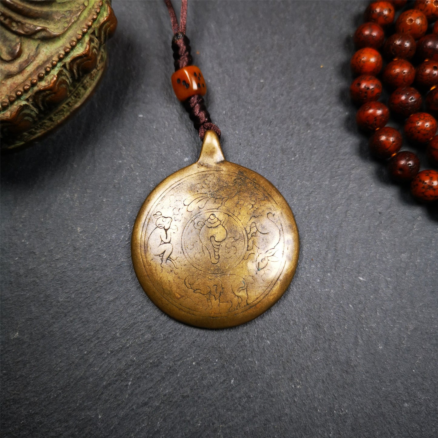 This unique tibetan melong badge was handmade by Tibetan Artist from Baiyu County. It's a Astrology Protective Amulet Pendant,made of lima brass,the front pattern is Tibetan Budhist Protective Amulet Pendant - SIPAHO,the back is harmonious animals.