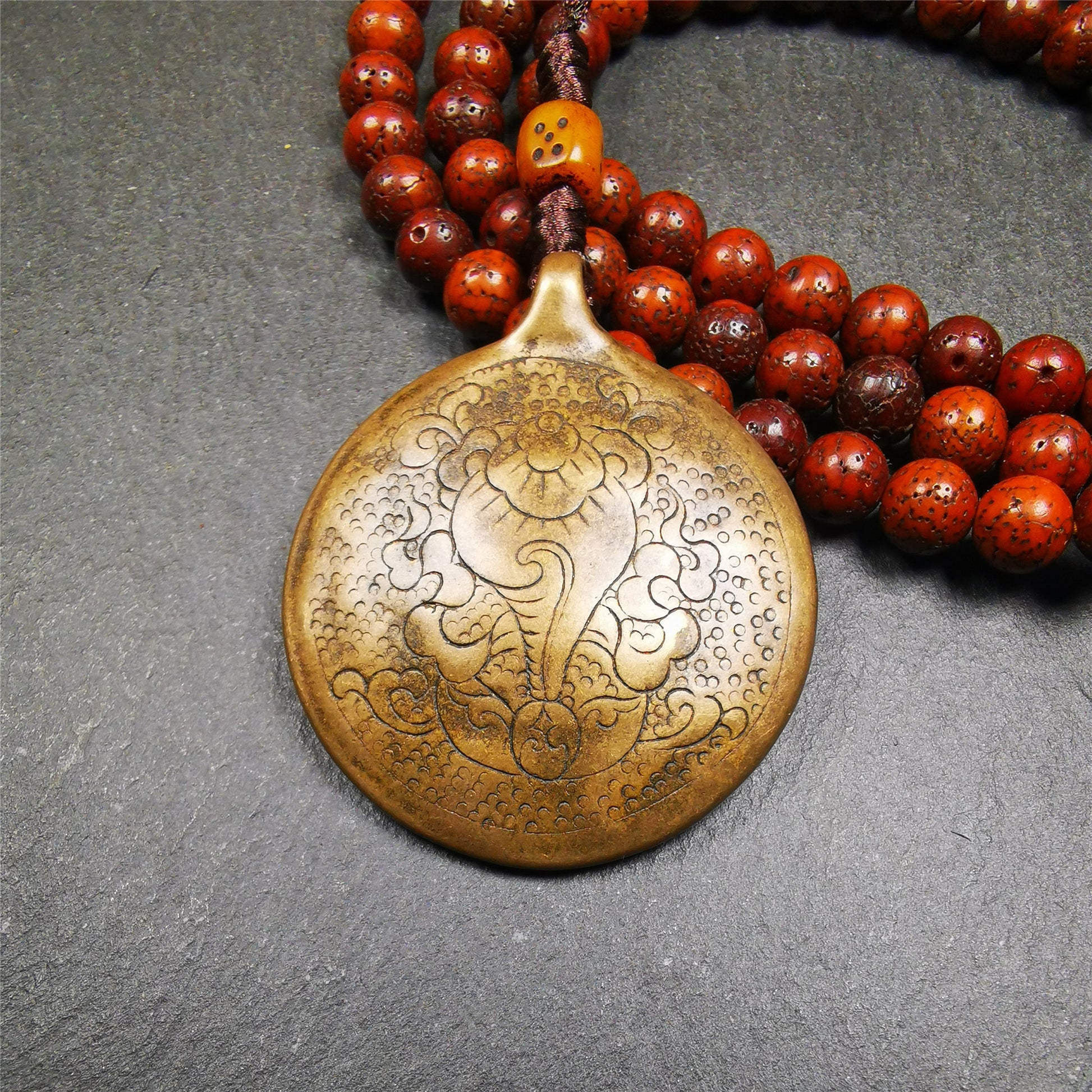 This unique tibetan melong badge was handmade by Tibetan Artist from Baiyu County. It's a Astrology Protective Amulet Pendant,made of lima brass,the front pattern is Tibetan Budhist Protective Amulet Pendant - SIPAHO,the back is ritual conch.