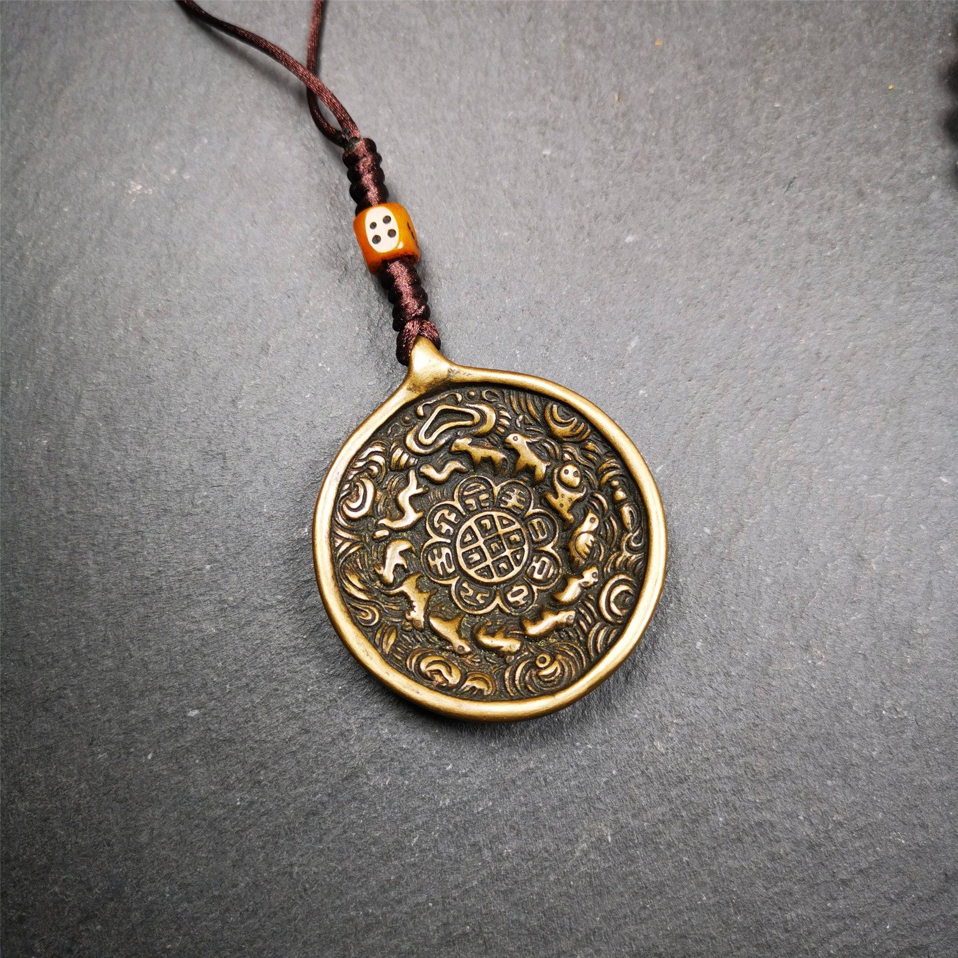 This unique tibetan melong badge was handmade by Tibetan Artist from Baiyu County. It's a Astrology Protective Amulet Pendant,made of lima brass,the front pattern is Tibetan Budhist Protective Amulet Pendant - SIPAHO,the back is ritual conch.