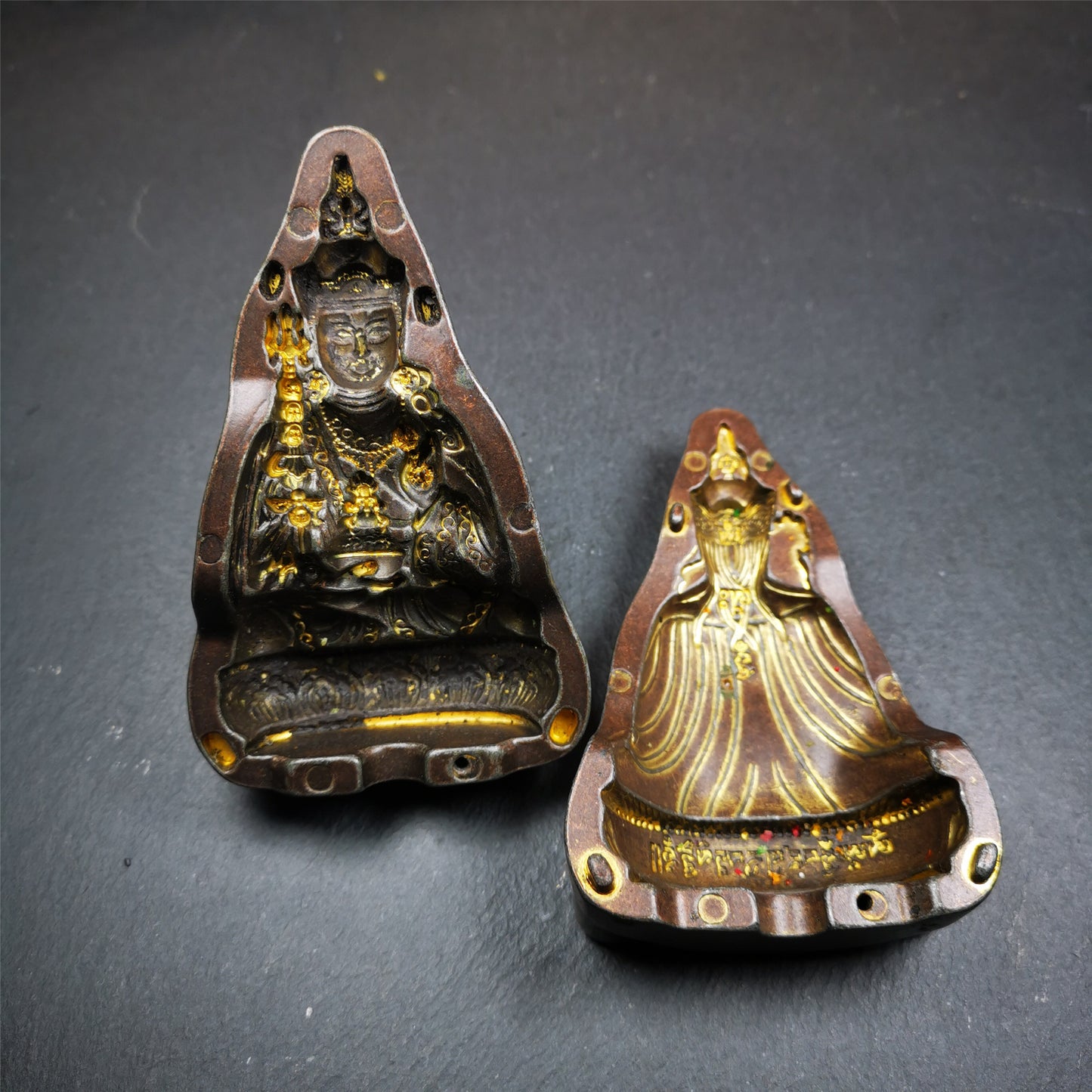 This unique Padmasambhava,Guru Rinpoche Tsa-Tsa buddha statue mold is made by Tibetan craftsmen in Hepo Township, Baiyu County. With this exquisite mold, you can use clay to make your own Buddha statue as a decoration or consecration. The statue that you make from your moulds can be left plain or painted.