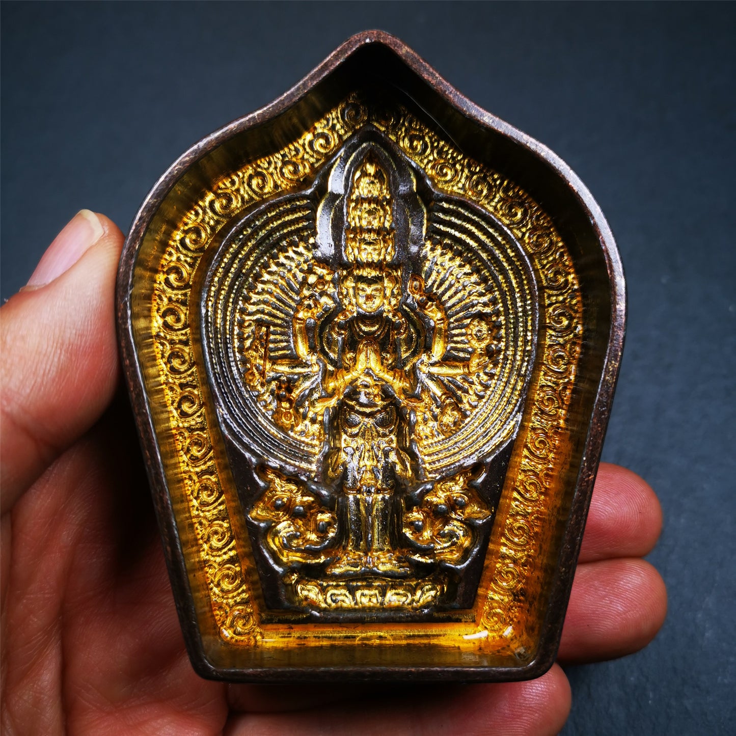 This unique 1000 Armes Avalokitesvara Tsa-Tsa buddha statue mold is made by Tibetan craftsmen in Hepo Township, Baiyu County. With this exquisite mold, you can use clay to make your own Buddha statue as a decoration or consecration. The statue that you make from your moulds can be left plain or painted.