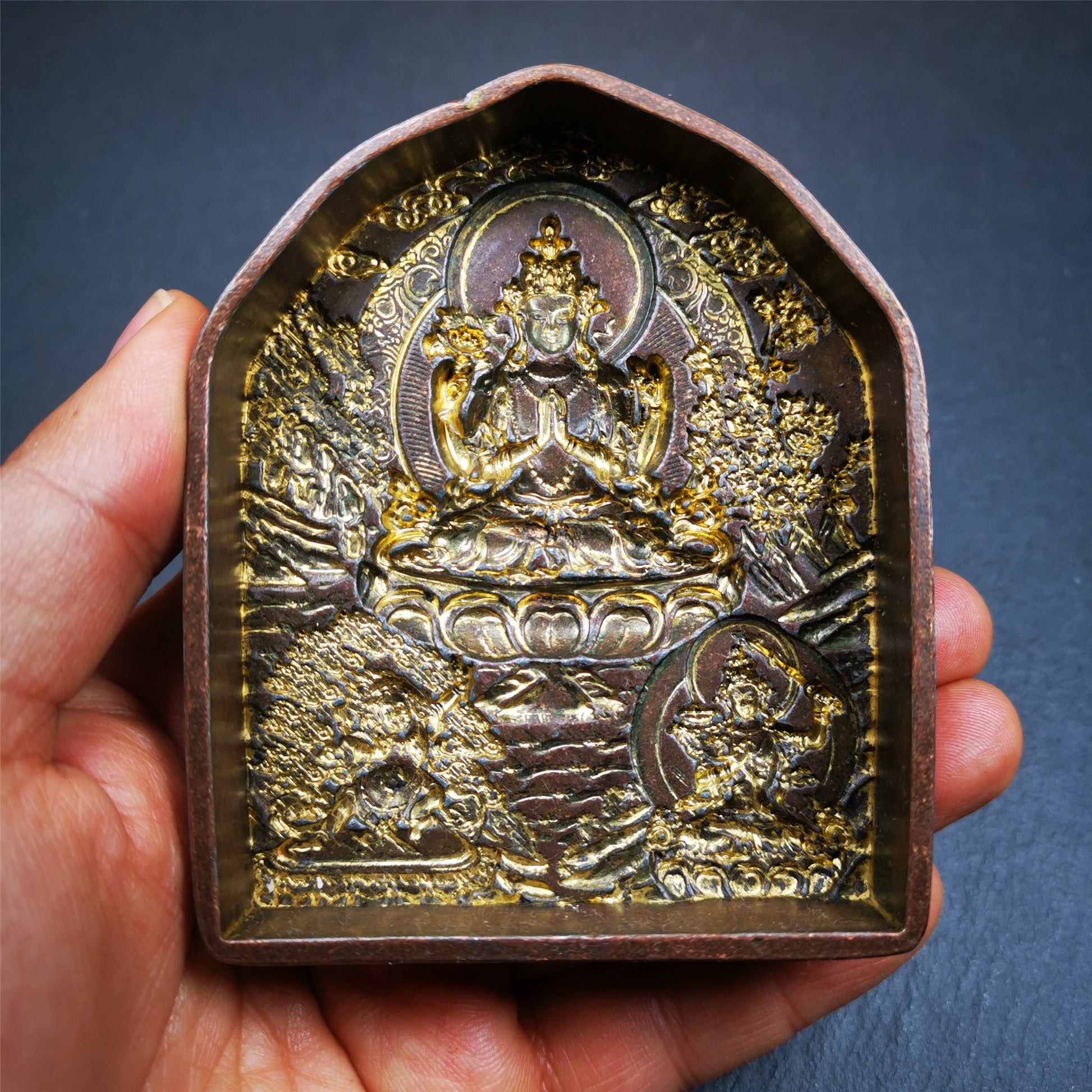 This unique Three Great Bodhisattvas (Chenrezig,Manjushri,Vajrapani) Tsa-Tsa buddha statue mold is made by Tibetan craftsmen in Hepo Township, Baiyu County. With this exquisite mold, you can use clay to make your own Buddha statue as a decoration or consecration. The statue that you make from your moulds can be left plain or painted.