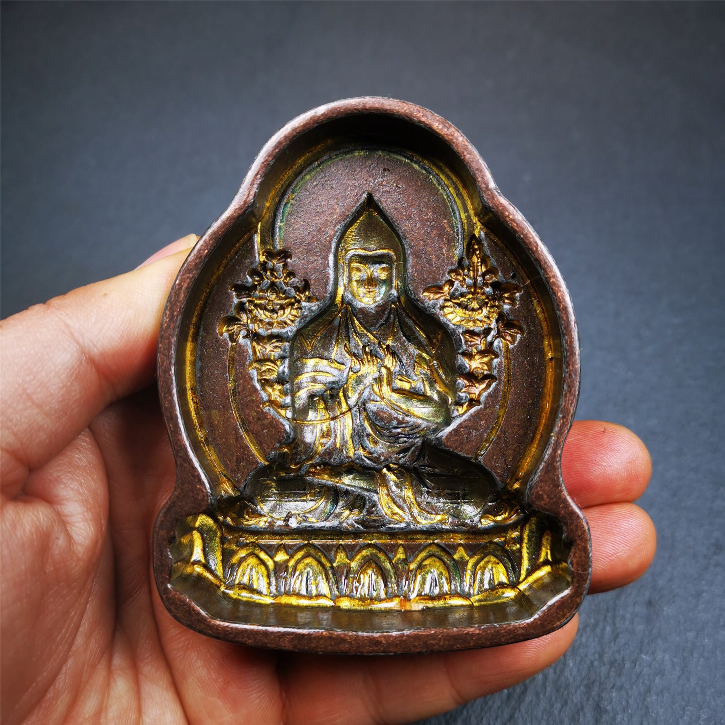 This unique Je Tsongkhapa Tsa-Tsa buddha statue mold is made by Tibetan craftsmen in Hepo Township, Baiyu County.With this exquisite mold, you can use clay to make your own Buddha statue as a decoration or consecration. The statue that you make from your moulds can be painted.