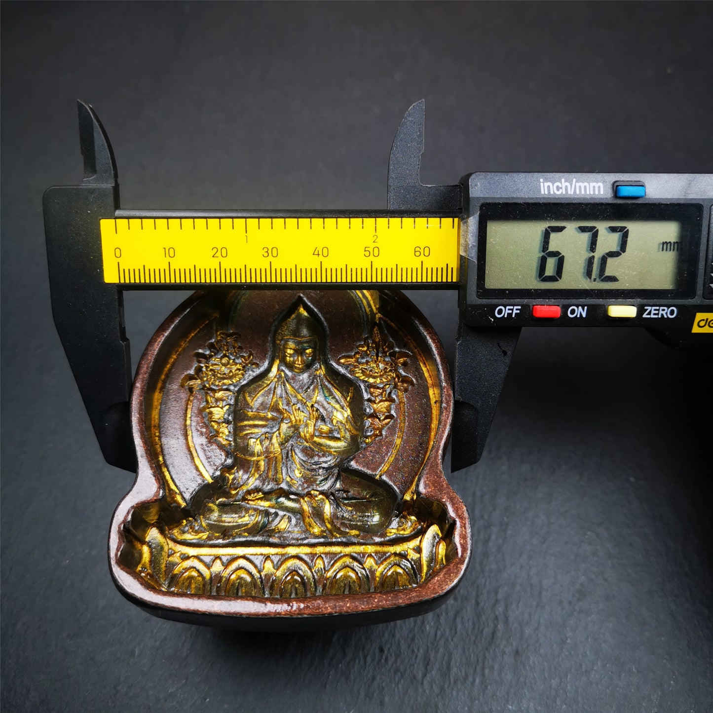 This unique Je Tsongkhapa Tsa-Tsa buddha statue mold is made by Tibetan craftsmen in Hepo Township, Baiyu County.With this exquisite mold, you can use clay to make your own Buddha statue as a decoration or consecration. The statue that you make from your moulds can be painted.