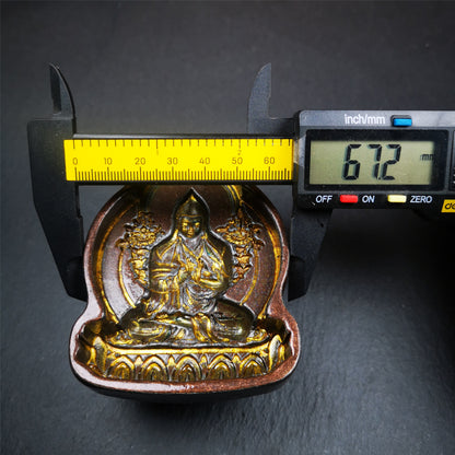 This unique Je Tsongkhapa Tsa-Tsa buddha statue mold is made by Tibetan craftsmen in Hepo Township, Baiyu County.With this exquisite mold, you can use clay to make your own Buddha statue as a decoration or consecration. The statue that you make from your moulds can be painted.