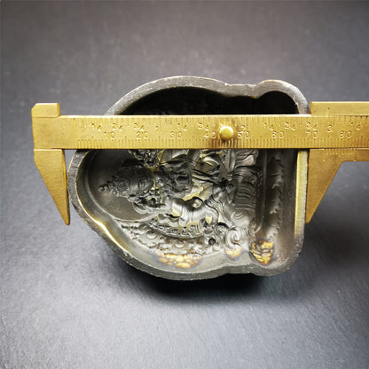 This Vajrasattva Tsa-Tsa is made by Tibetan craftsmen in Hepo Town, Baiyu County. It is made of brass,yellow color,the shaple is Vajrasattva,about 2.8inches height. With this mold, you can use clay to make your own Buddha statue.