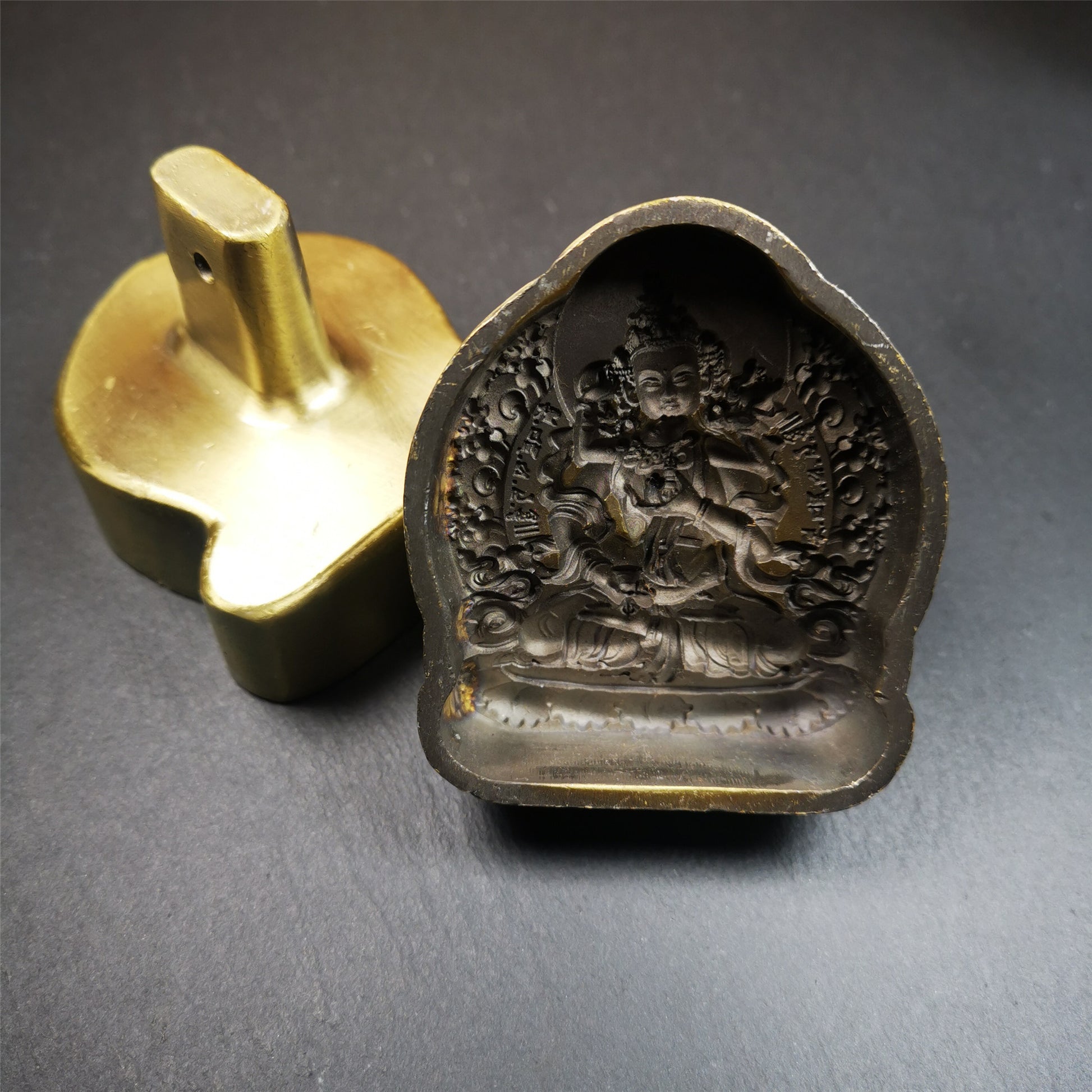 This Vajrasattva Tsa-Tsa is made by Tibetan craftsmen in Hepo Town, Baiyu County. It is made of brass,yellow color,the shaple is Vajrasattva,about 2.8inches height. With this mold, you can use clay to make your own Buddha statue.