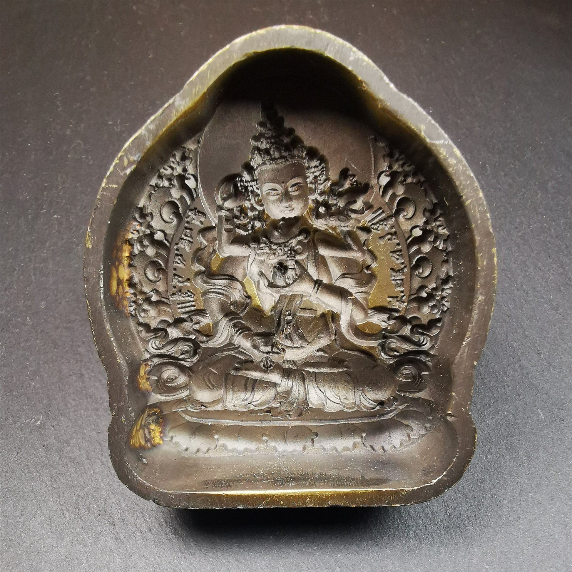 This Vajrasattva Tsa-Tsa is made by Tibetan craftsmen in Hepo Town, Baiyu County. It is made of brass,yellow color,the shaple is Vajrasattva,about 2.8inches height. With this mold, you can use clay to make your own Buddha statue.