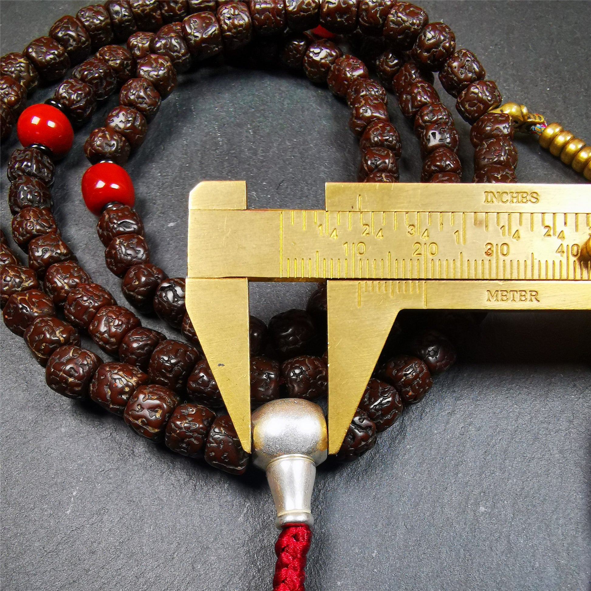 This old Rudraksha mala was handmade from tibetan crafts man in Baiyu County. It's composed of 108 pcs 8mm Rudraksha beads,with agate beads,1 pair of bead counters,and guru bead.