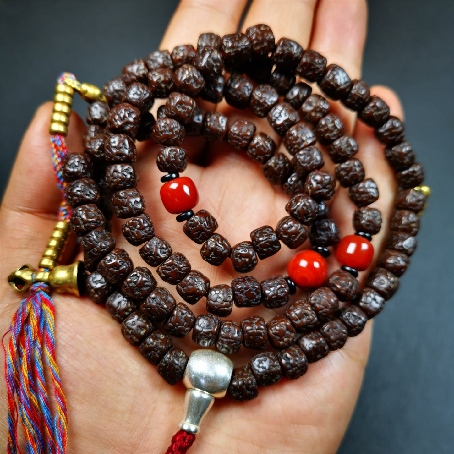 This old Rudraksha mala was handmade from tibetan crafts man in Baiyu County. It's composed of 108 pcs 8mm Rudraksha beads,with agate beads,1 pair of bead counters,and guru bead.