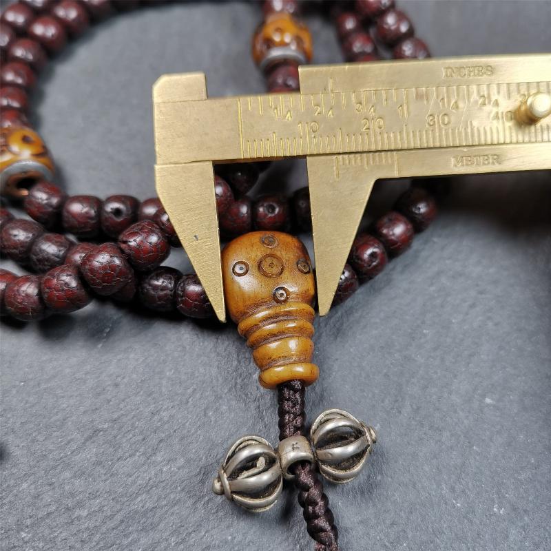 This mala is made by Tibetan craftsmen and come from Hepo Town, Baiyu County,Tibet, the birthplace of the famous Tibetan handicrafts,about 30 years old,blessed by a lama in Baiyu Monastery. It's composed of 108 pcs 8mm lotus seed beads,then add some old bone beads,1 pair of silver bead counters,and silver guru bead,vajra pandent 