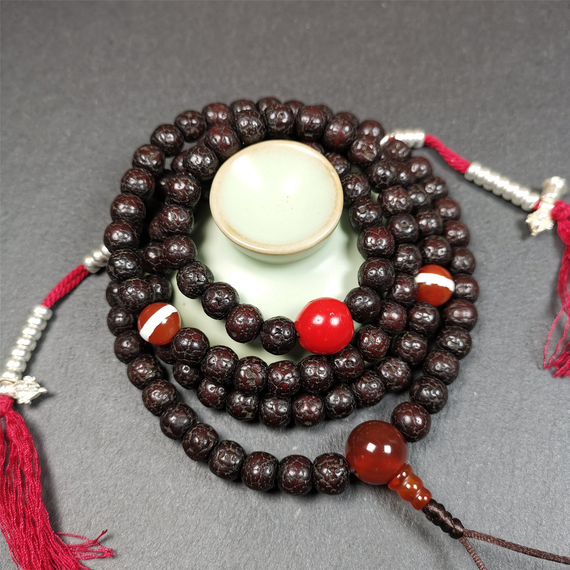 This mala is made by Tibetan craftsmen and come from Hepo Town, Baiyu County,Tibet, the birthplace of the famous Tibetan handicrafts. It's composed of 108 pcs 8mm lotus seed beads,with agate beads,and silver bead counters.