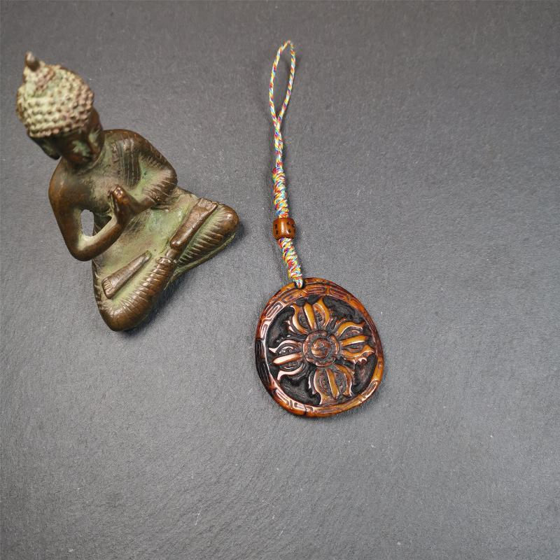 This cross vajra badge amulet was hand carved by Tibetan craftsmen and come from Hepo Town, Baiyu County, the birthplace of the famous Tibetan handicrafts. It is made of yak bone, completely hand-carved, very delicate.