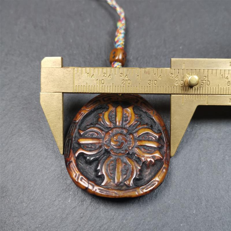 This cross vajra badge amulet was hand carved by Tibetan craftsmen and come from Hepo Town, Baiyu County, the birthplace of the famous Tibetan handicrafts. It is made of yak bone, completely hand-carved, very delicate.