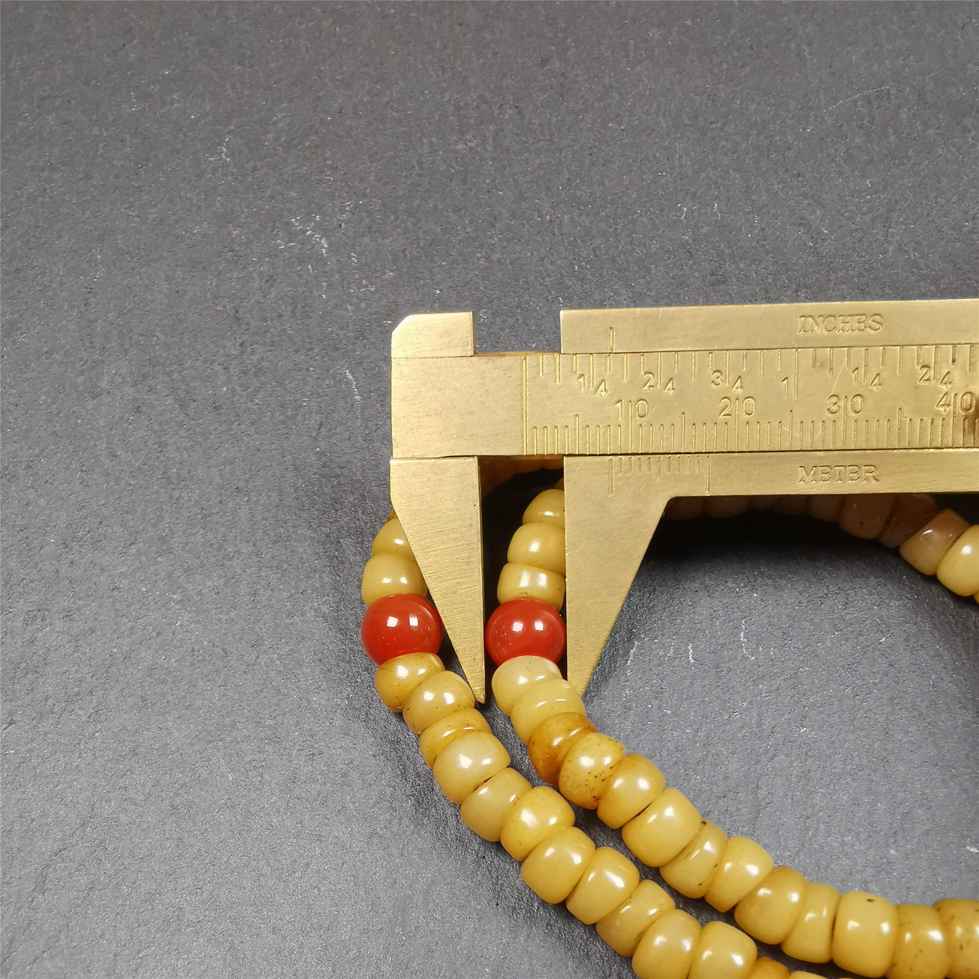 This yak bone mala was handmade from tibetan crafts man in Baiyu County,about 30 years old. It's composed of 108 pcs bevel cut 7mm bone beads,with agate beads,guru bead.