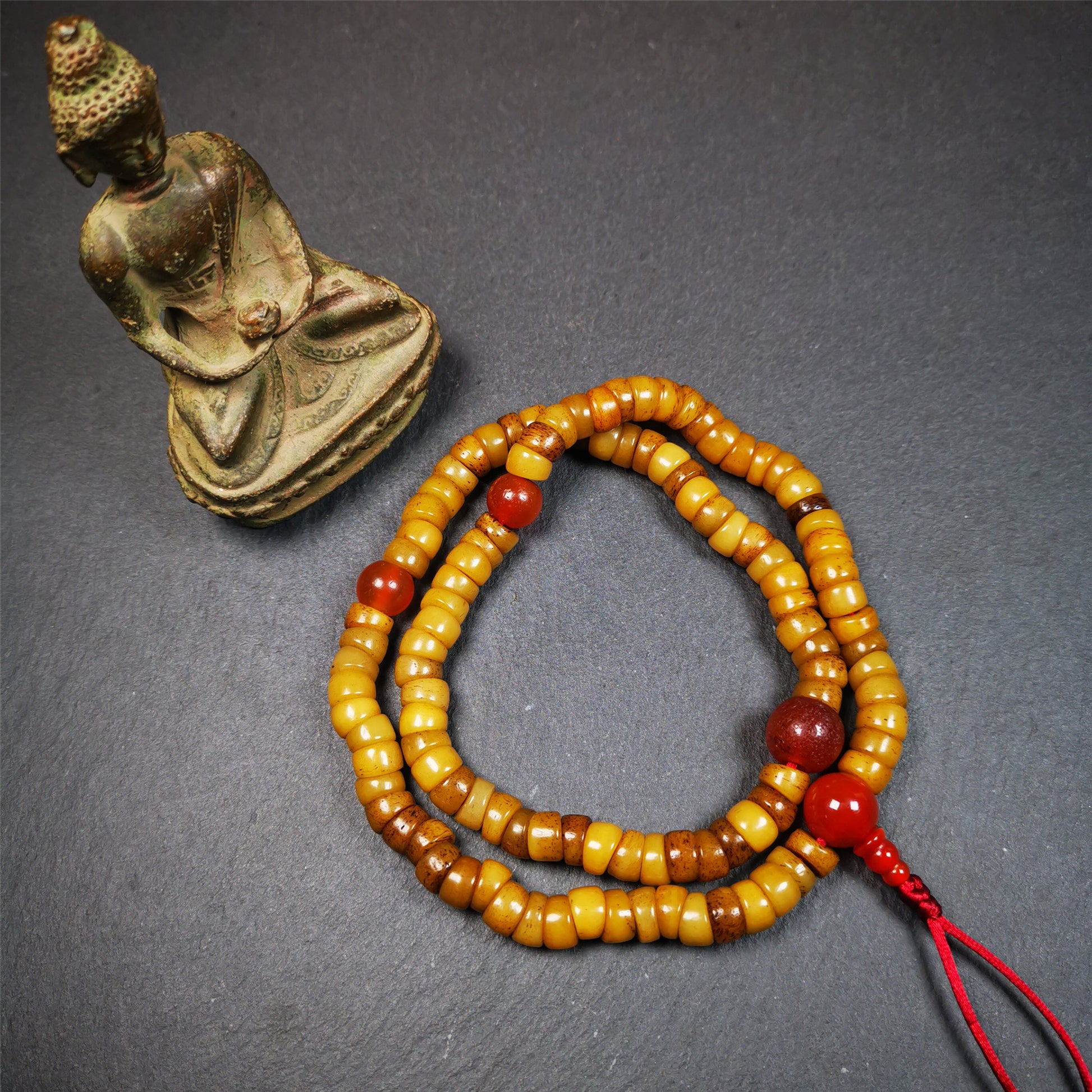 This yak bone mala was handmade from tibetan crafts man in Baiyu County,about 30 years old. It's composed of 108 pcs bevel cut 8mm yak bone beads,with agate beads,guru bead.
