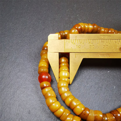 This yak bone mala was handmade from tibetan crafts man in Baiyu County,about 30 years old. It's composed of 108 pcs bevel cut 8mm yak bone beads,with agate beads,guru bead.