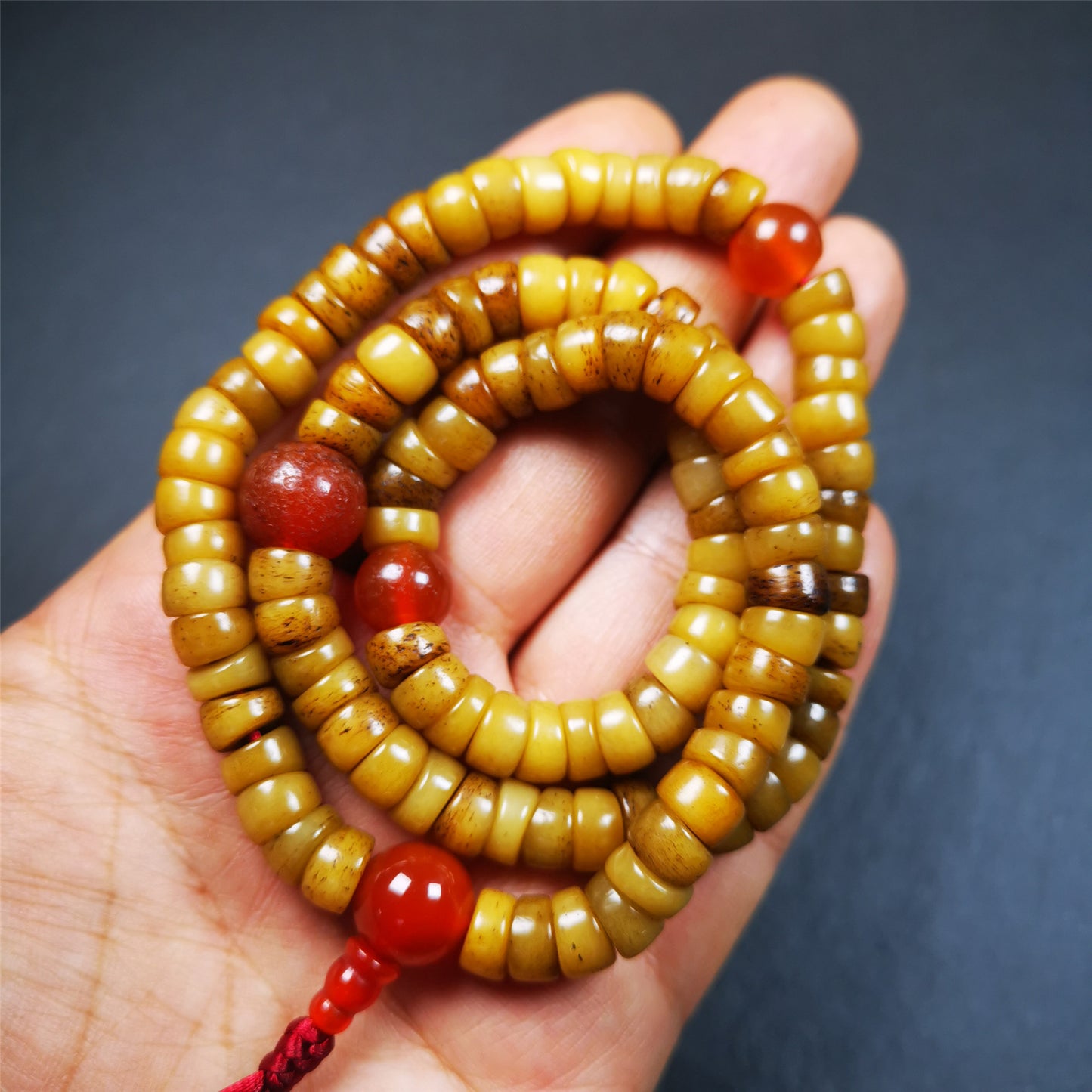 This yak bone mala was handmade from tibetan crafts man in Baiyu County,about 30 years old. It's composed of 108 pcs bevel cut 8mm yak bone beads,with agate beads,guru bead.