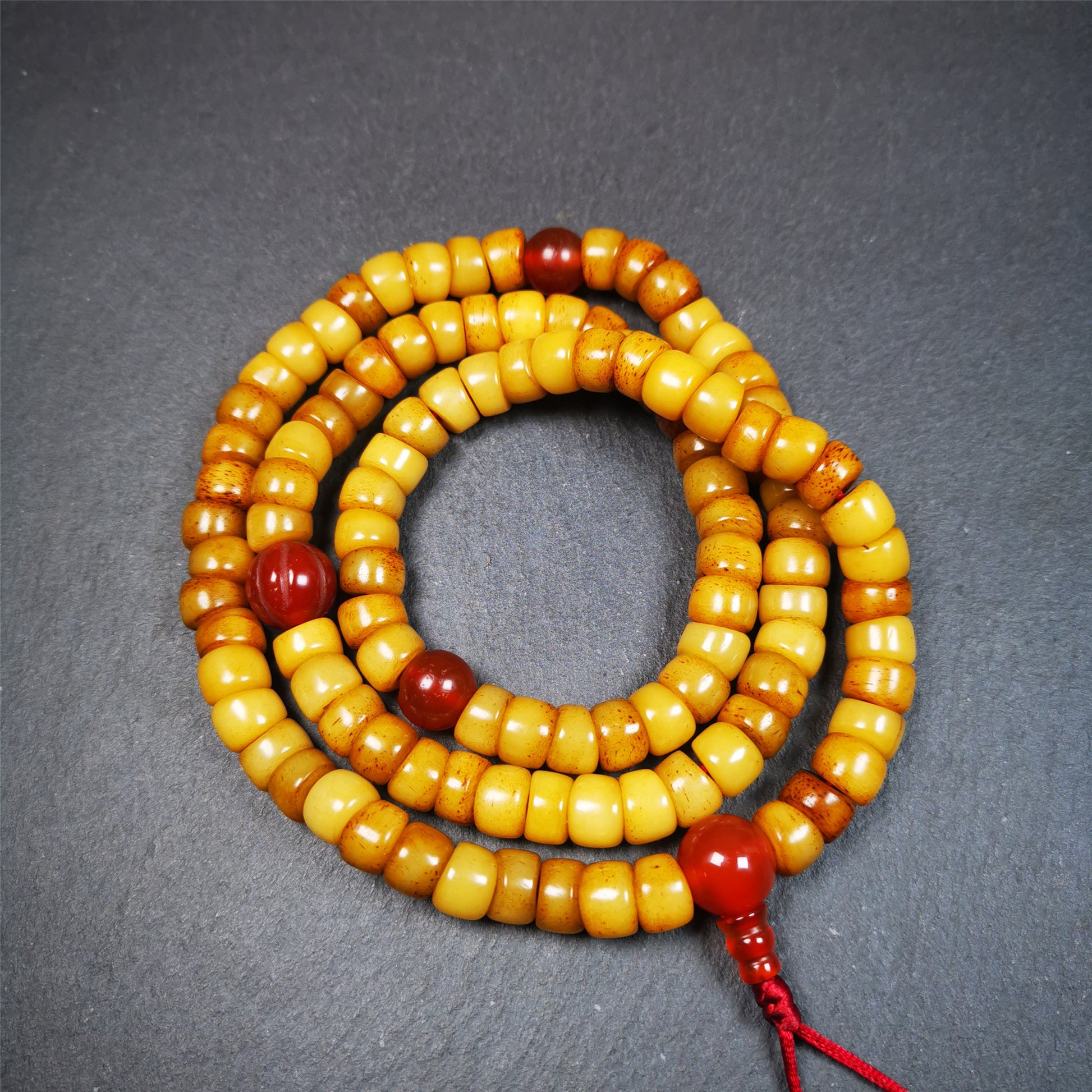 This yak bone mala was handmade from tibetan crafts man in Baiyu County,about 30 years old. It's composed of 108 pcs bevel cut 9mm bone beads,with agate beads,guru bead.