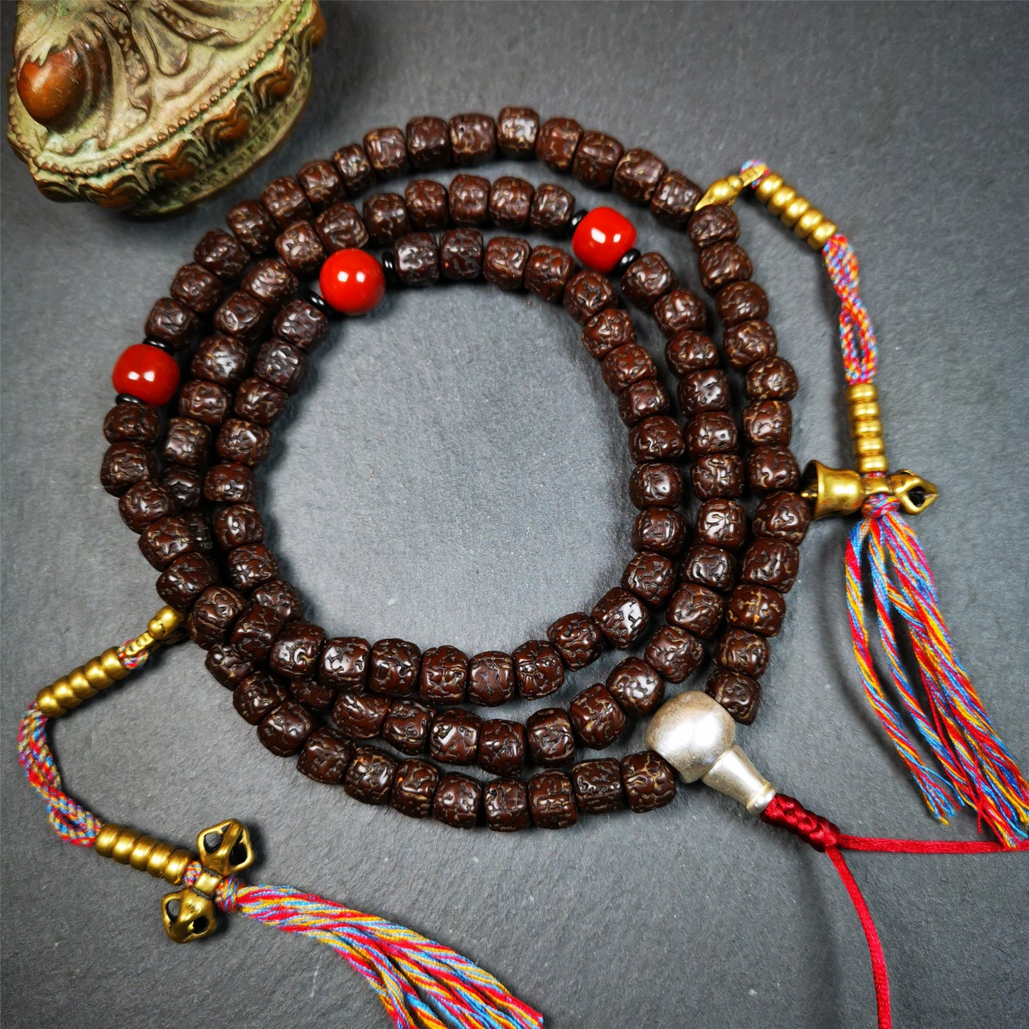 This old Rudraksha mala was handmade from tibetan crafts man in Baiyu County. It's composed of 108 pcs 8mm Rudraksha beads,with agate beads,1 pair of bead counters,and guru bead.