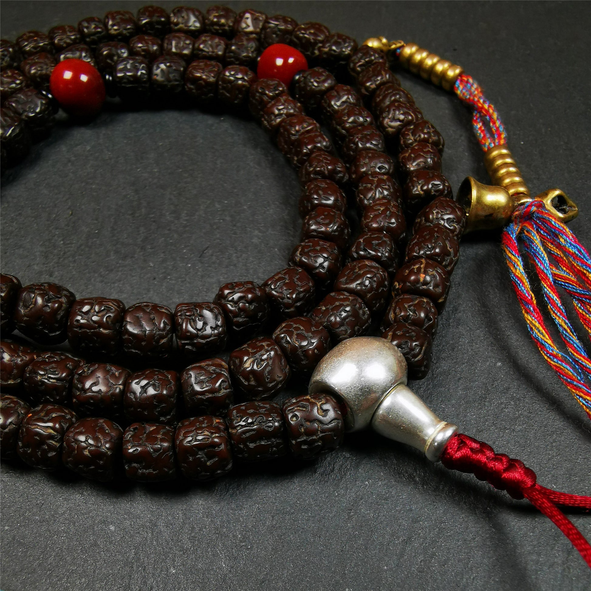 This old Rudraksha mala was handmade from tibetan crafts man in Baiyu County. It's composed of 108 pcs 8mm Rudraksha beads,with agate beads,1 pair of bead counters,and guru bead.