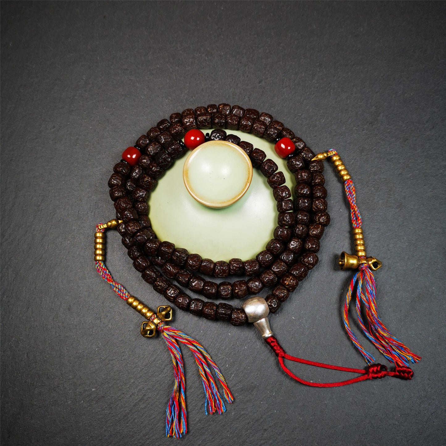 This old Rudraksha mala was handmade from tibetan crafts man in Baiyu County. It's composed of 108 pcs 8mm Rudraksha beads,with agate beads,1 pair of bead counters,and guru bead.