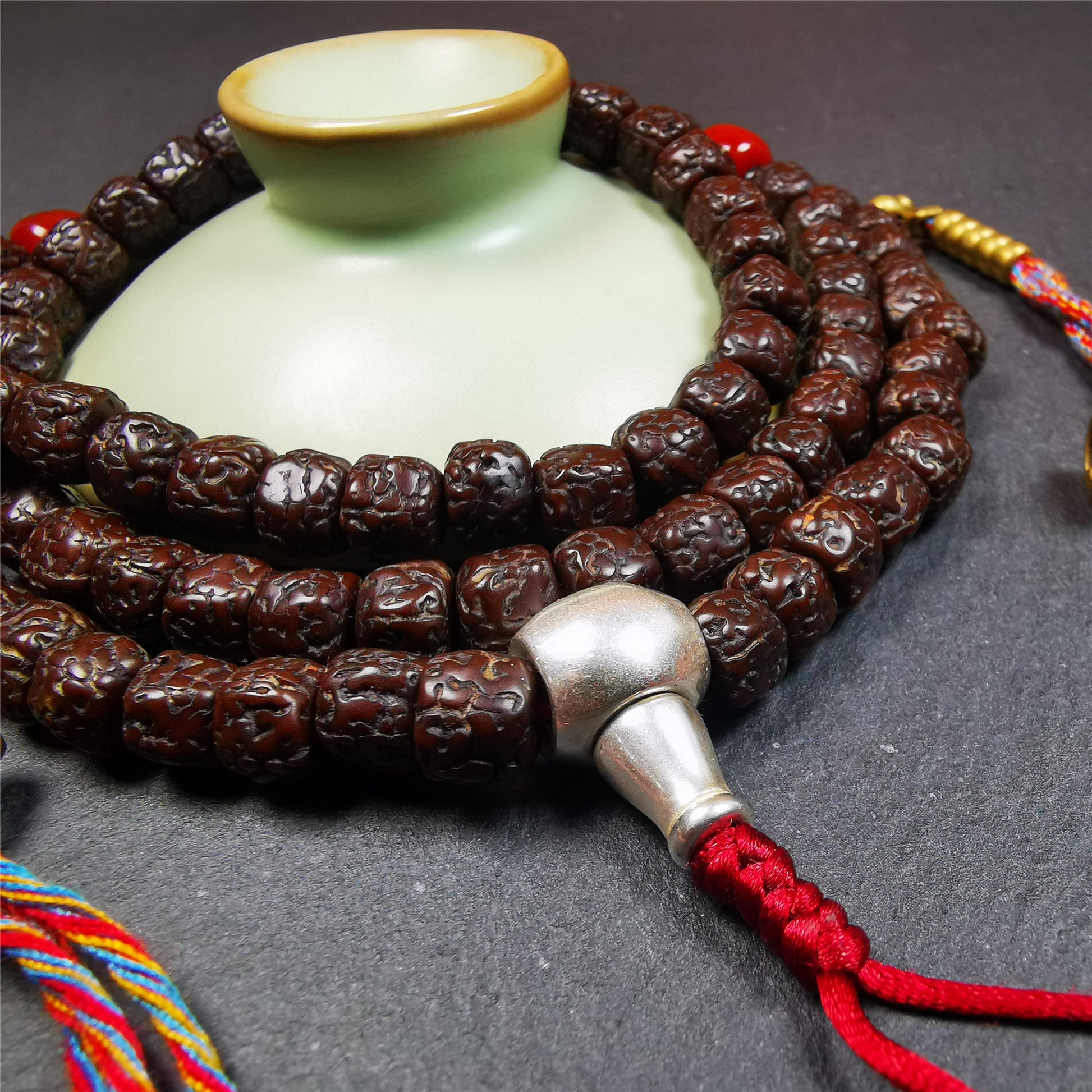 This old Rudraksha mala was handmade from tibetan crafts man in Baiyu County. It's composed of 108 pcs 8mm Rudraksha beads,with agate beads,1 pair of bead counters,and guru bead.