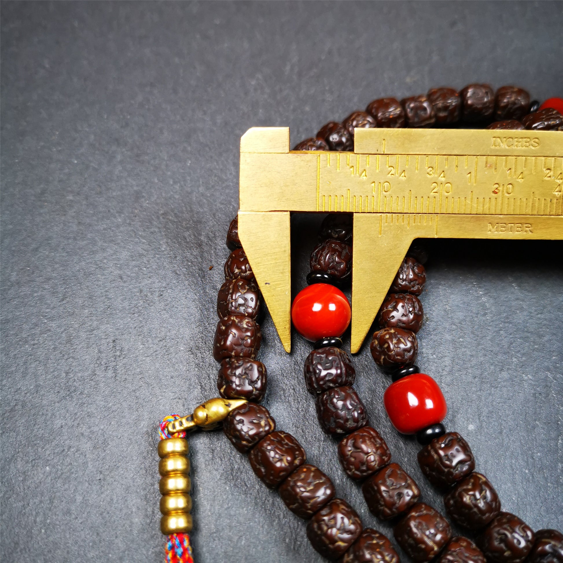 This old Rudraksha mala was handmade from tibetan crafts man in Baiyu County. It's composed of 108 pcs 8mm Rudraksha beads,with agate beads,1 pair of bead counters,and guru bead.