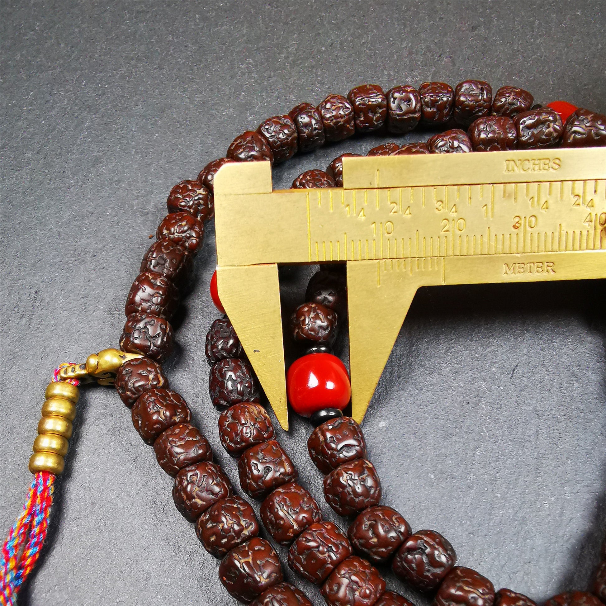 This old Rudraksha mala was handmade from tibetan crafts man in Baiyu County. It's composed of 108 pcs 8mm Rudraksha beads,with agate beads,1 pair of bead counters,and guru bead.